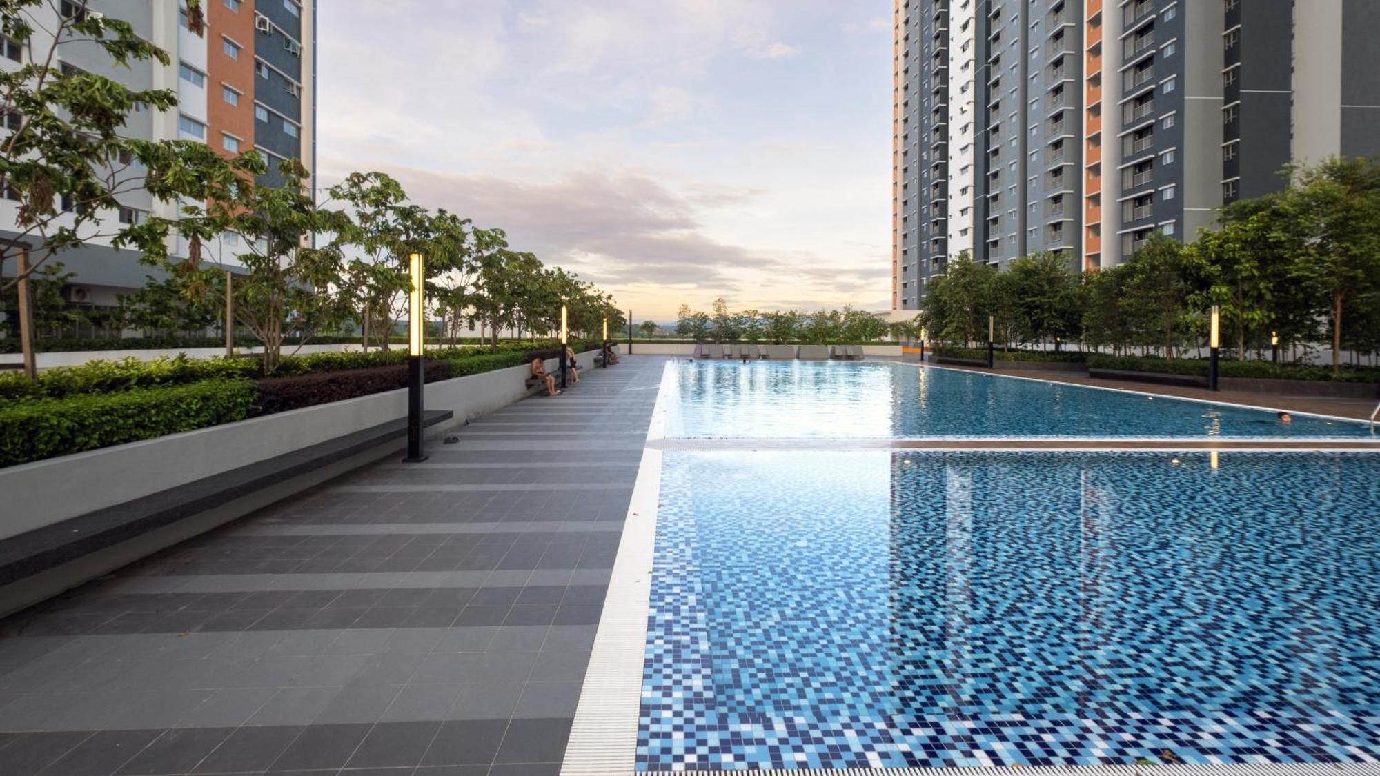 The Red Room Alanis Residence Sepang Exterior photo